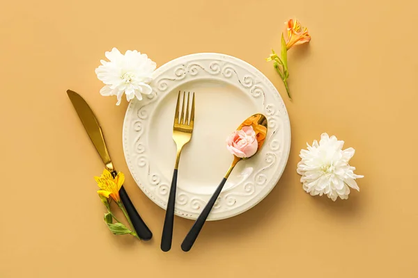 Elegáns Asztali Beállítás Gyönyörű Virágokkal Bézs Alapon — Stock Fotó