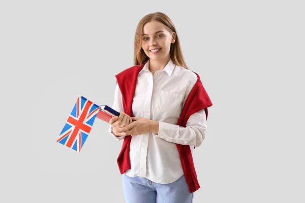 Młoda Kobieta Brytyjską Flagą Książkami Jasnym Tle — Zdjęcie stockowe