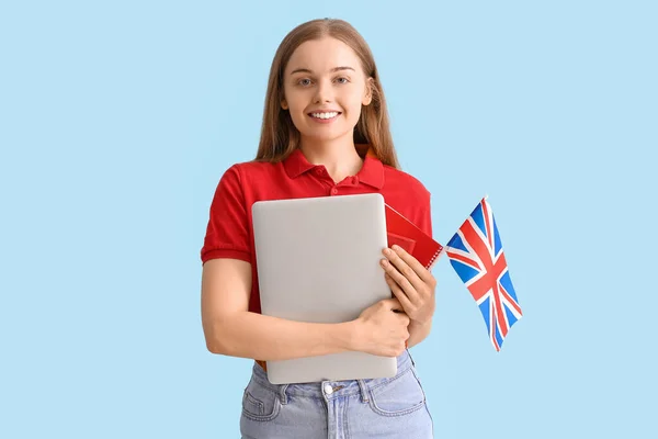 Jovem Com Bandeira Reino Unido Laptop Fundo Azul — Fotografia de Stock