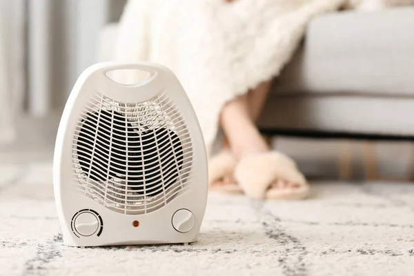 Elektrický Ventilátor Topení Koberci Obývacím Pokoji Detailní Záběr — Stock fotografie