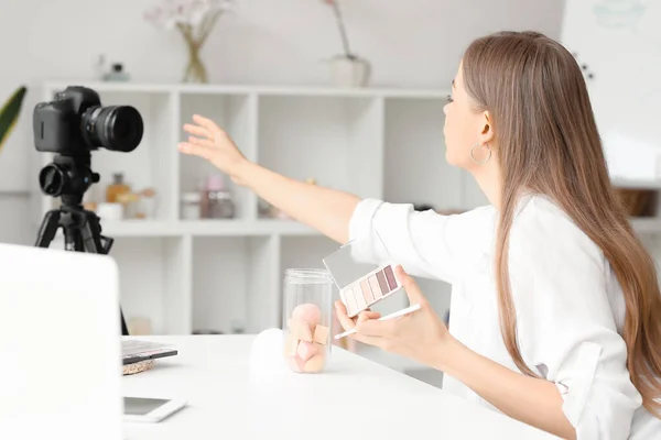 Female Beauty Blogger Eyeshadows Recording Video Dressing Room — Stock Photo, Image