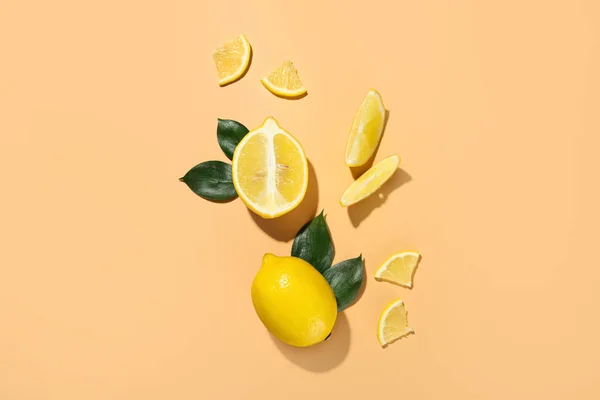 Composition Ripe Lemons Leaves Color Background — Stockfoto