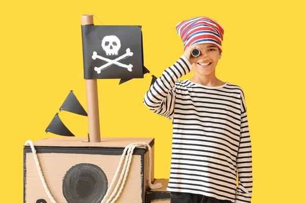 Niño Vestido Pirata Con Catalejo Barco Cartón Sobre Fondo Amarillo —  Fotos de Stock