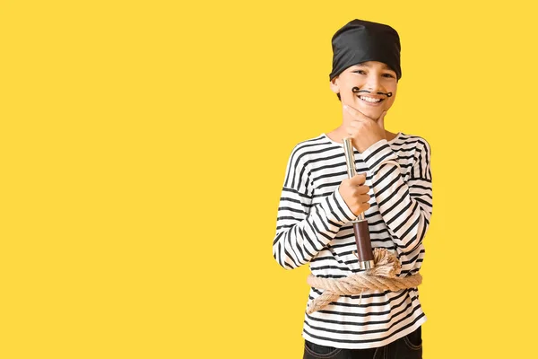 Malý Chlapec Oblečený Jako Pirát Dalekohledem Žlutém Pozadí — Stock fotografie