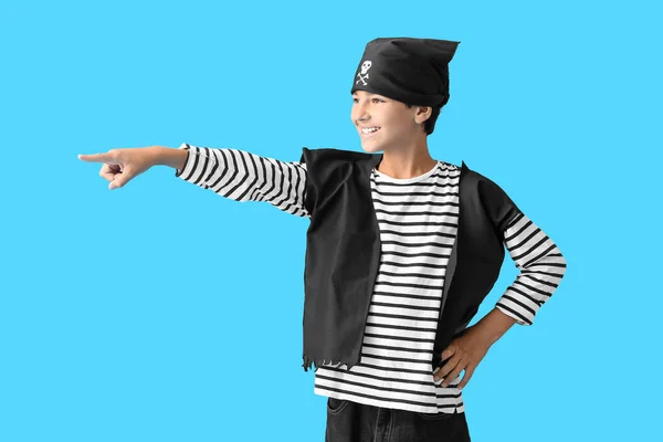 Liten Pojke Klädd Som Pirat Pekar Något Blå Bakgrund — Stockfoto
