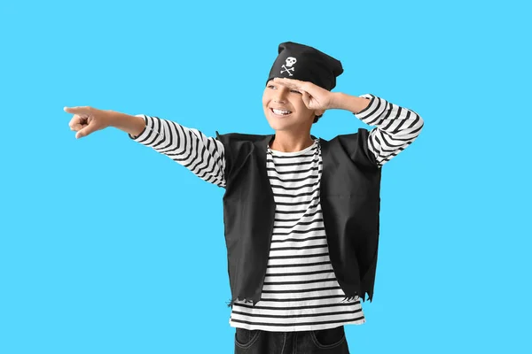 Niño Vestido Pirata Señalando Algo Sobre Fondo Azul —  Fotos de Stock