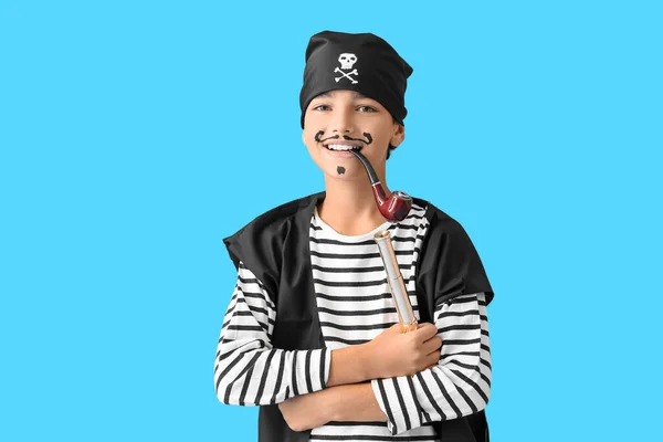 小さな男の子の服を着た海賊としてSpyglassと喫煙パイプ上の青の背景 — ストック写真