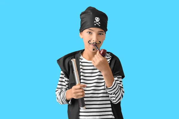Malý Chlapec Oblečený Jako Pirát Dalekohledem Kouřící Dýmkou Modrém Pozadí — Stock fotografie