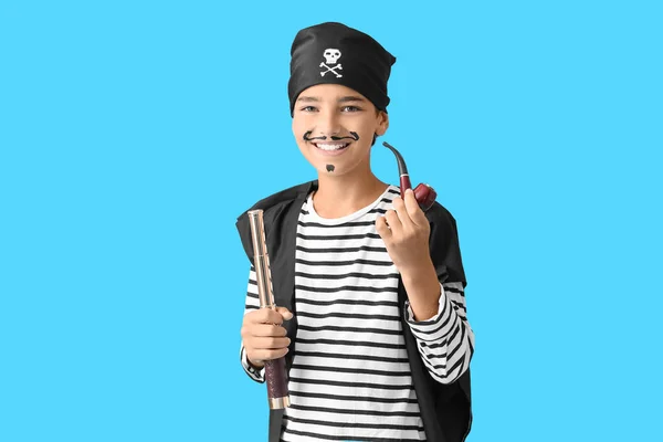 Маленький Хлопчик Одягнений Пірат Склянкою Курильною Трубкою Синьому Фоні — стокове фото