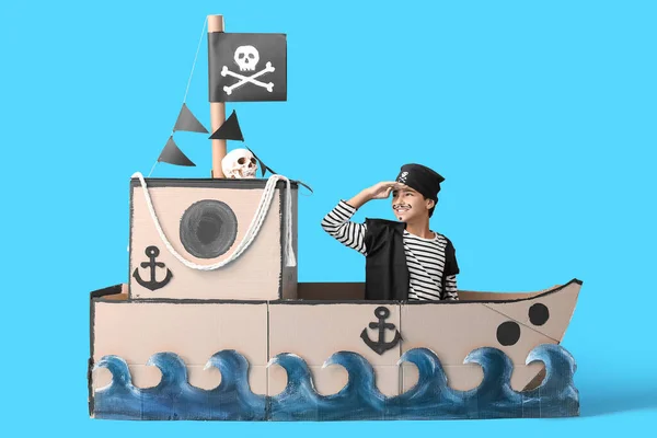 Petit Garçon Habillé Pirate Dans Bateau Carton Sur Fond Bleu — Photo