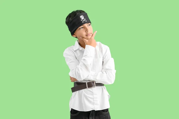 Tänksam Liten Pojke Klädd Som Pirat Grön Bakgrund — Stockfoto
