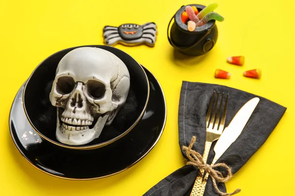 Ajuste Mesa Con Scull Decoración Halloween Sobre Fondo Amarillo Primer — Foto de Stock