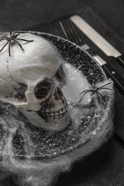 Table Setting Scull Spiders Black Background Closeup — Stock Photo, Image