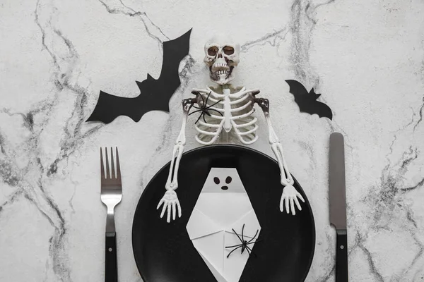 Nakrycie Stołu Wystrojem Halloween Uroczystości Białym Tle Marmuru — Zdjęcie stockowe