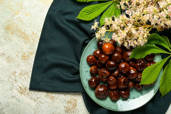 Plate Chestnuts Flowers Light Background — Stock Photo, Image