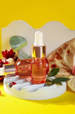 Sarı arka planda gerekli yağ ve alçı dekoru olan kompozisyon, yakın plan.