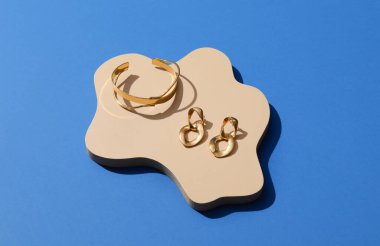 Mavi arka planda zarif mücevherleri olan soyut bir vitrin kaidesi