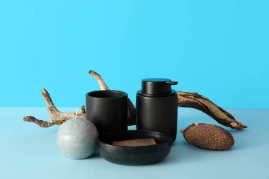 Mavi arka planda ağaç dalı olan banyo aksesuarları