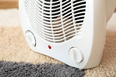 Halıda elektrikli vantilatör ısıtıcısı, yakın çekim