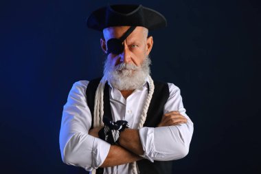 Esmer arka planda ipi olan yaşlı bir korsan.