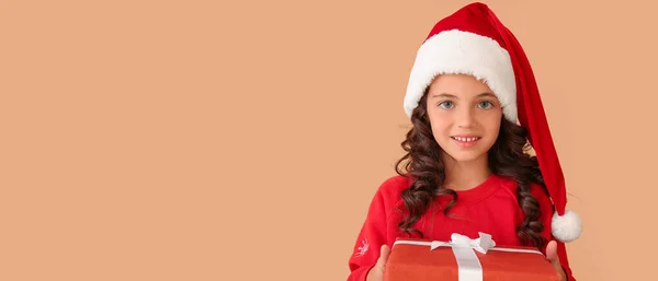 Söt Liten Flicka Santa Hatt Och Med Julklapp Beige Bakgrund — Stockfoto