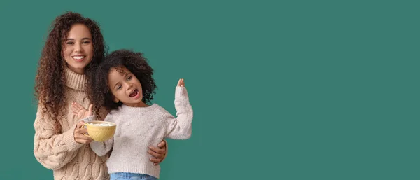 Afroamerykanka Jej Córeczka Filiżanką Gorącej Czekolady Zielonym Tle Miejscem Tekst — Zdjęcie stockowe