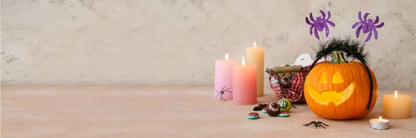 Citrouille Halloween Sculptée Bonbons Bougies Sur Fond Clair Avec Espace — Photo