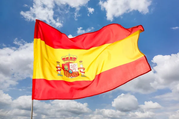 Κυματιστή Σημαία Της Ισπανίας Κατά Του Γαλάζιου Ουρανού — Φωτογραφία Αρχείου