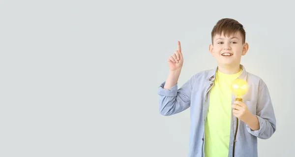 Lindo Niño Pequeño Con Bombilla Brillante Dedo Índice Elevado Sobre — Foto de Stock