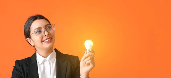 Geschäftsfrau Mit Glühender Glühbirne Auf Orangefarbenem Hintergrund Konzept Der Idee — Stockfoto