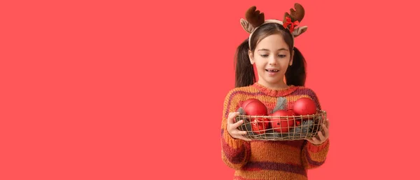 Vicces Kislány Karácsonyi Dekoráció Piros Háttér Hely Szöveges — Stock Fotó