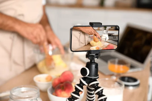 Männlicher Koch Zeichnet Videorezept Küche Auf — Stockfoto