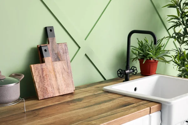 Counters Cutting Boards Sink Green Wall — Foto Stock