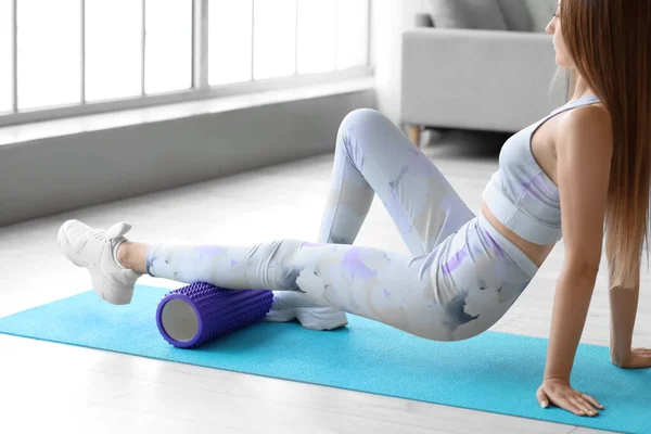 Young Woman Training Foam Roller Home — 图库照片