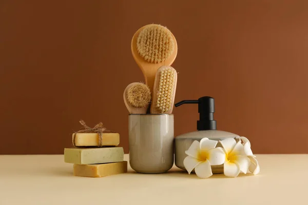 Bath Accessories Flowers Table Brown Wall — Stock Photo, Image