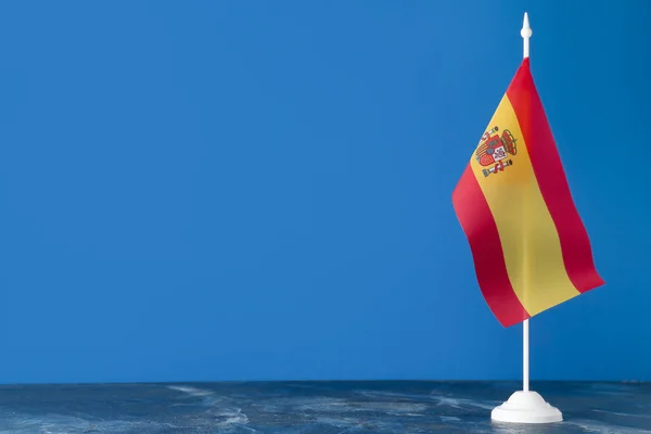 Bandera España Sobre Mesa Sobre Fondo Azul — Foto de Stock