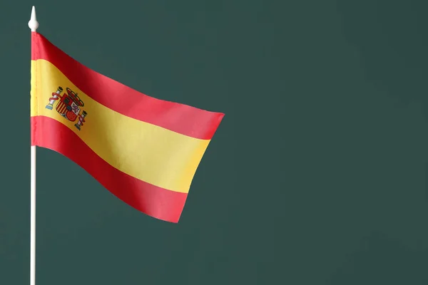 濃い色の背景にスペインの旗 — ストック写真