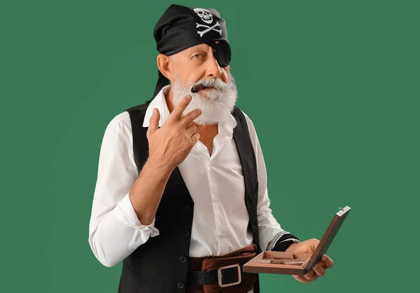 Vieux Pirate Avec Des Cigarettes Sur Fond Vert — Photo