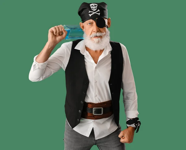Viejo Pirata Con Botella Ron Sobre Fondo Verde —  Fotos de Stock