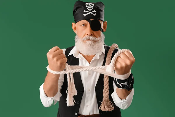 Viejo Pirata Con Cuerda Sobre Fondo Verde —  Fotos de Stock