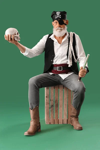 Alter Pirat Mit Spiegelglas Und Menschlichem Totenkopf Auf Grünem Hintergrund — Stockfoto