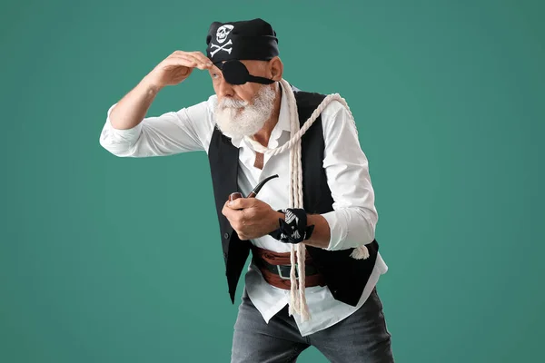 Vecchio Pirata Con Pipa Fumante Con Corda Sfondo Verde — Foto Stock