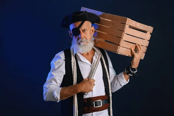 Vecchio Pirata Con Corda Cannocchiale Scatola Sfondo Scuro — Foto Stock