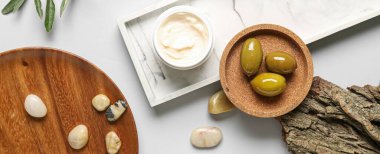 Beyaz arka planda zeytin kremi kavanozu ile kompozisyon