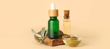 Bej arka planda gerekli zeytinyağı şişeleri