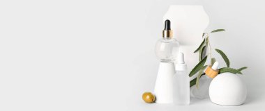 Hafif arkaplanda gerekli zeytinyağı şişeleri ve metin için boşluk