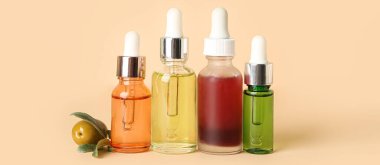 Bej arka planda gerekli zeytinyağı şişeleri