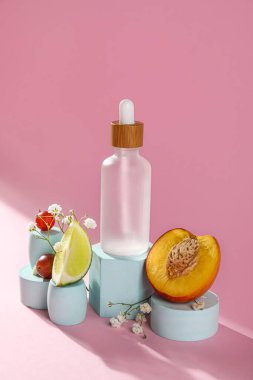 Gerekli yağ, meyve ve alçı içeren kompozisyon renk arkaplanına dayanır