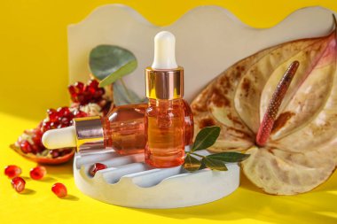 Sarı arka planda gerekli yağ ve alçı dekoru olan kompozisyon, yakın plan.