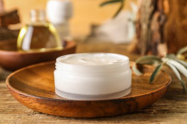 Tabakta doğal zeytin kremi var. Tahta masada, yakın plan.